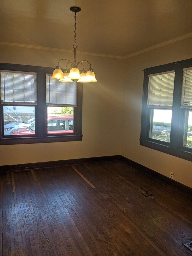 Building Photo - 1 bedroom, 1 bath home - Available August ...