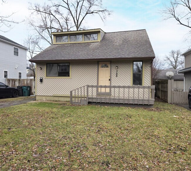 Building Photo - 755 Emmons Ave
