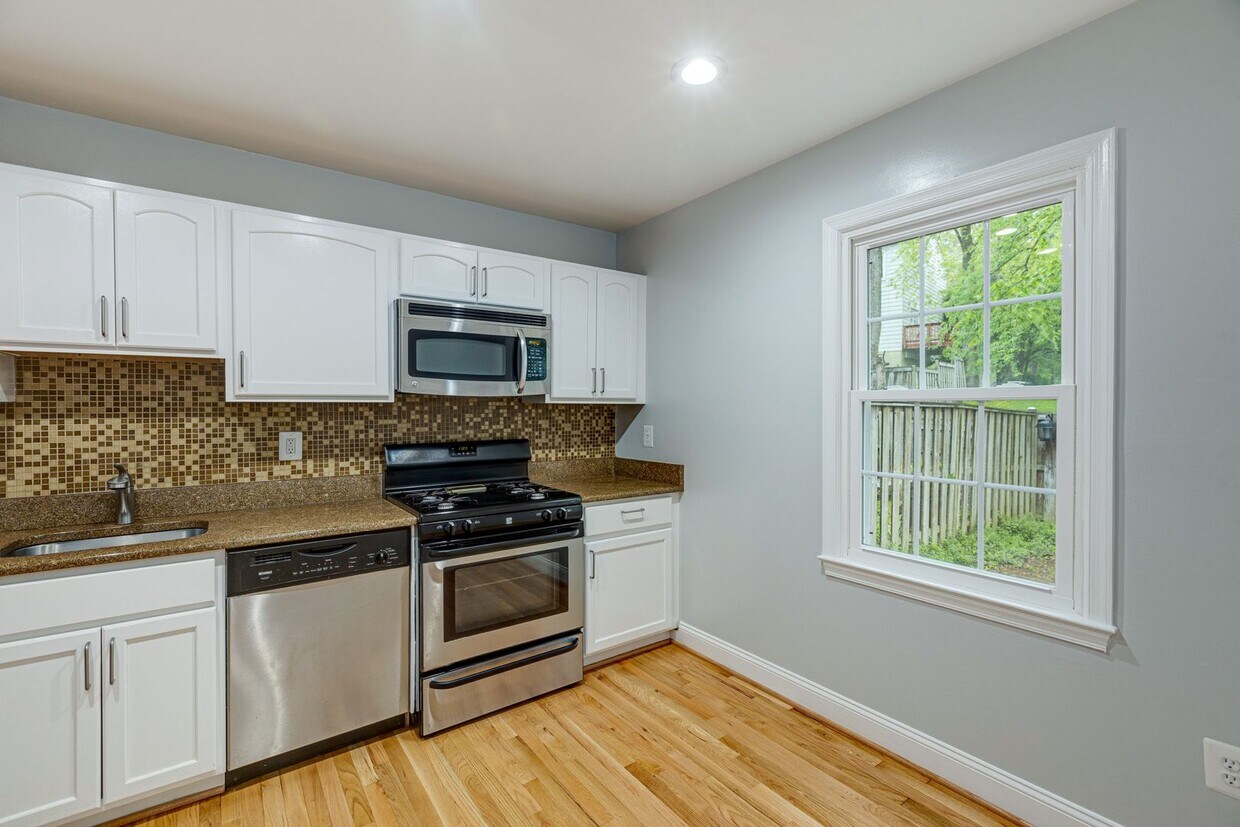 5457 Lighthouse Ln, Burke, VA 22015 - House Rental in Burke, VA |  Apartments.com, image size:1240x827