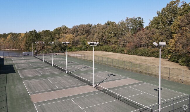 Disfrute de las canchas de tenis y pickleball para una competencia amistosa - Retreat at Riverbend