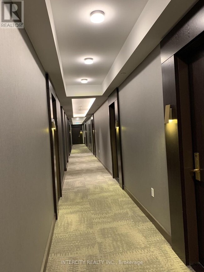 Building Photo - 330 Richmond St W