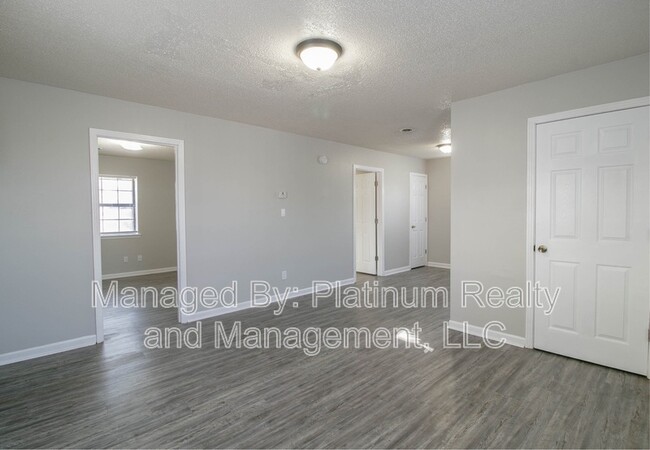 Foto del edificio - 404 -15 Thompsonville Lane