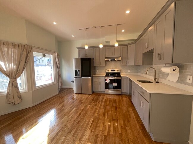 kitchen - 285 Dorchester St