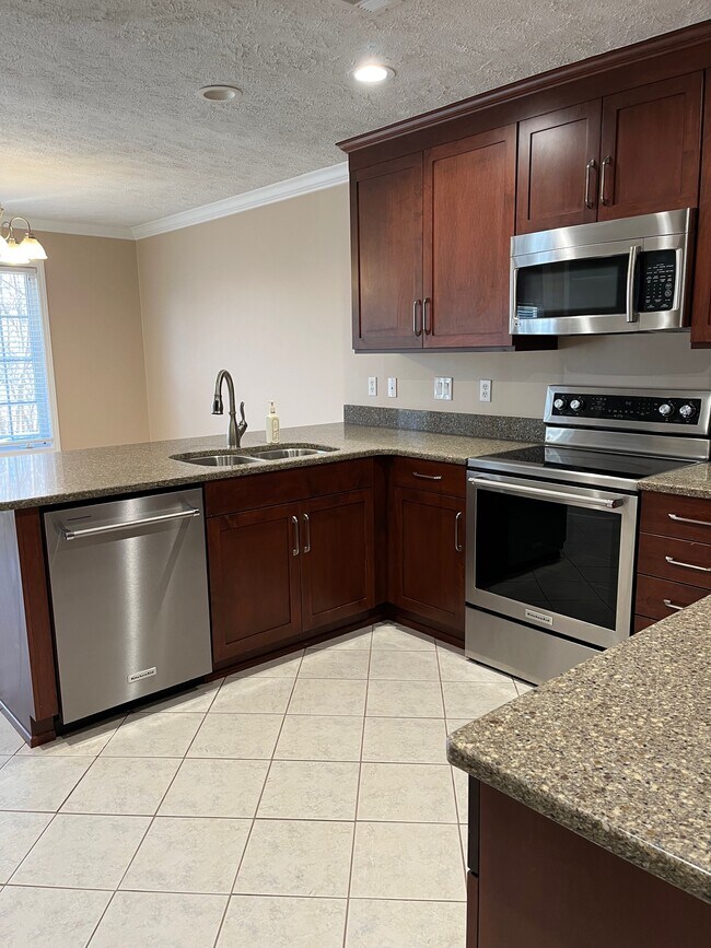 Cocina en la planta principal con espacio para mesa de cocina. - 2233 Whitney Ct