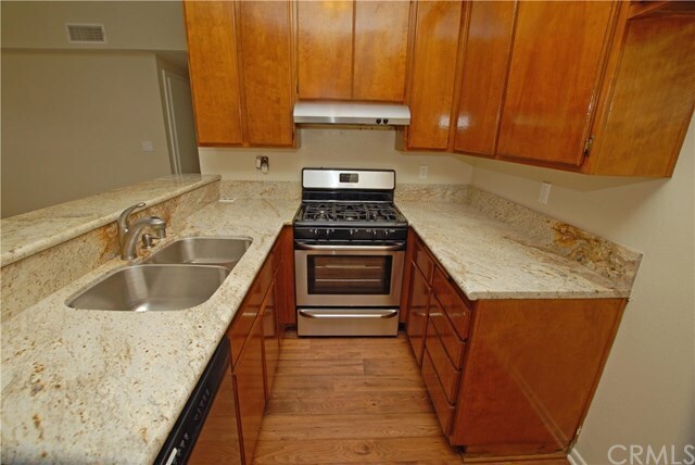 Foto principal - 17330 Chatsworth St