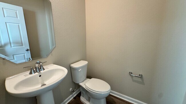 Foto del edificio - End Unit Greenland Chase Townhome Availabl...