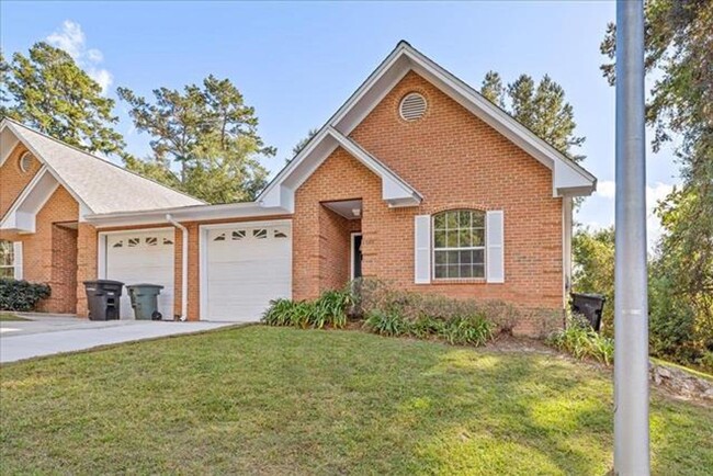 Building Photo - East Tallahassee Brick Townhome With One C...