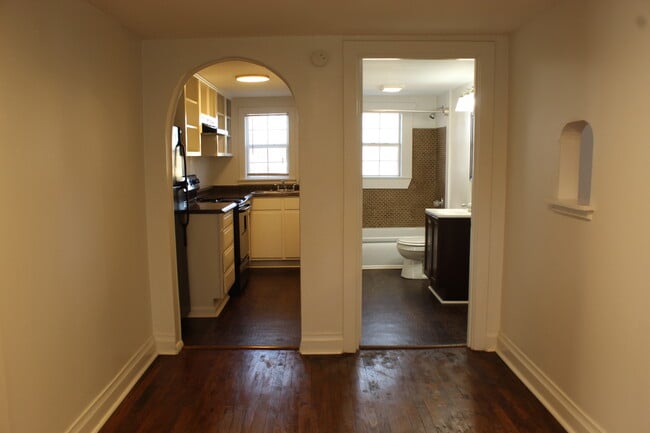 This unit has a full kitchen and a tub/shower. - 1309-C Jones Avenue