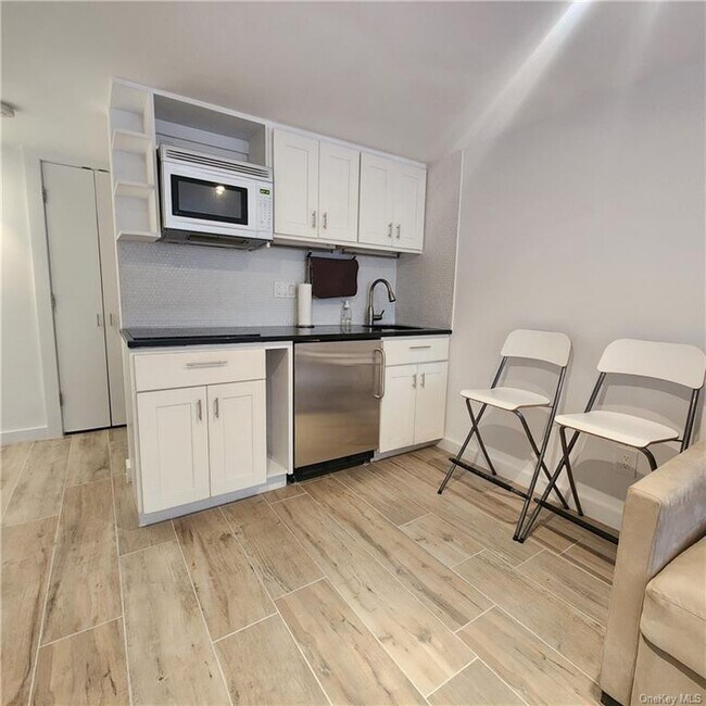 Building Photo - 691 St Johns Pl