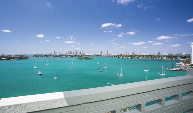 Disfruta de la vista desde tu balcón privado - Flamingo South Beach