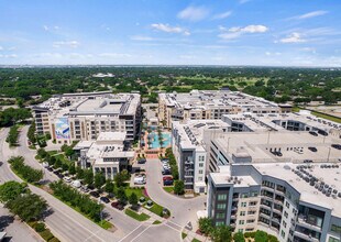 Building Photo - Vitruvian West