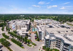 Building Photo - Vitruvian West