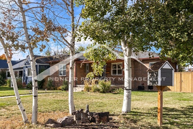 Building Photo - Large Home with an Updated Kitchen in Mont...