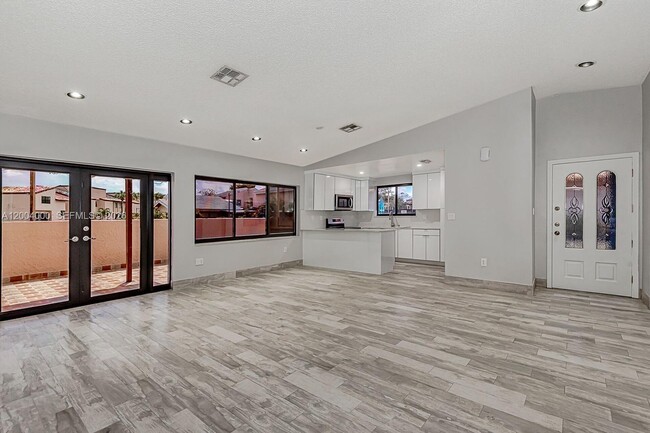 Foto del edificio - 740 NW 105th Pl