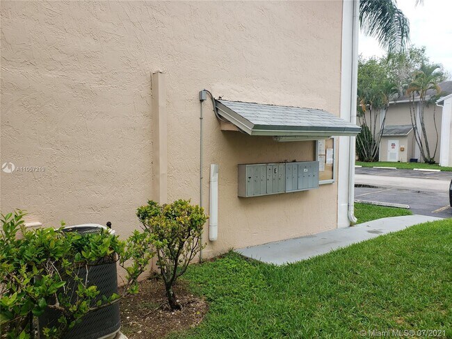 Building Photo - 1080 N Franklin Ave