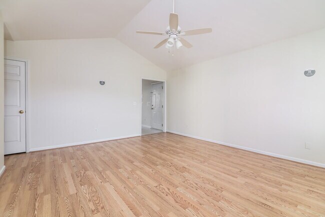 Foto del edificio - 525 Groveton Trail