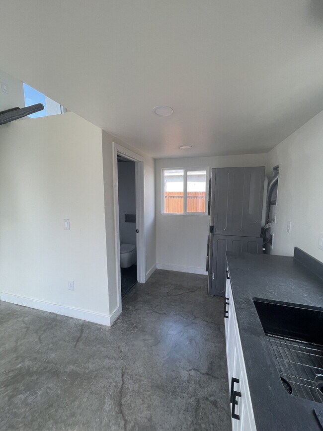 Foto del edificio - 1339 E 8th St