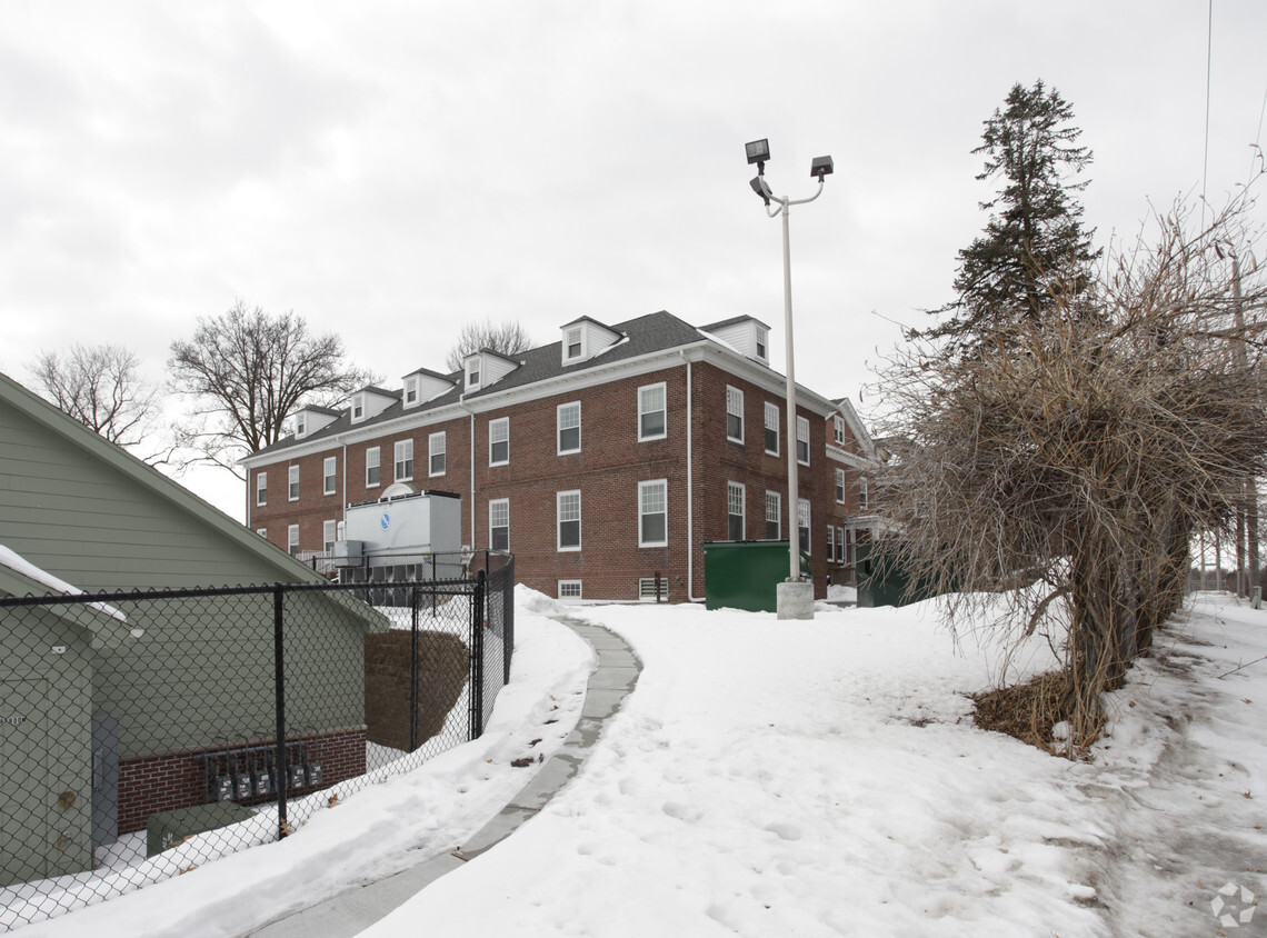Building Photo - Vaughan Manor