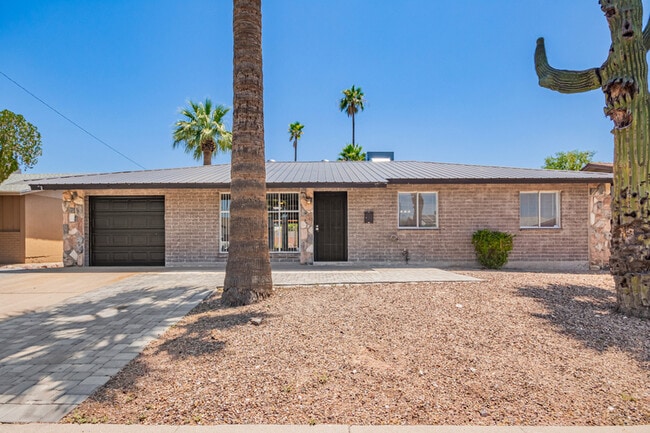 Building Photo - 7813 E Cypress St