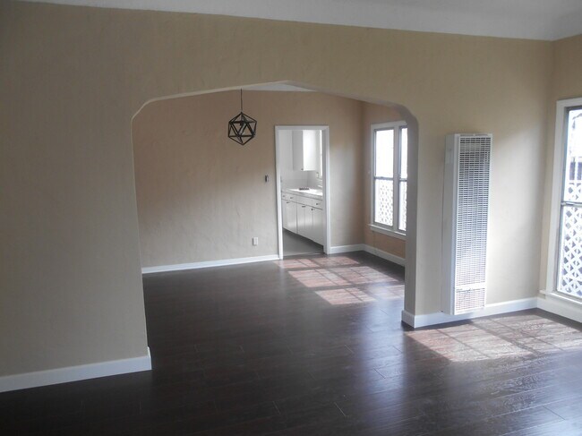 Building Photo - 2618 Hillcrest Dr