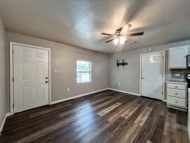 Foto del edificio - 1825 Lakeview Dr