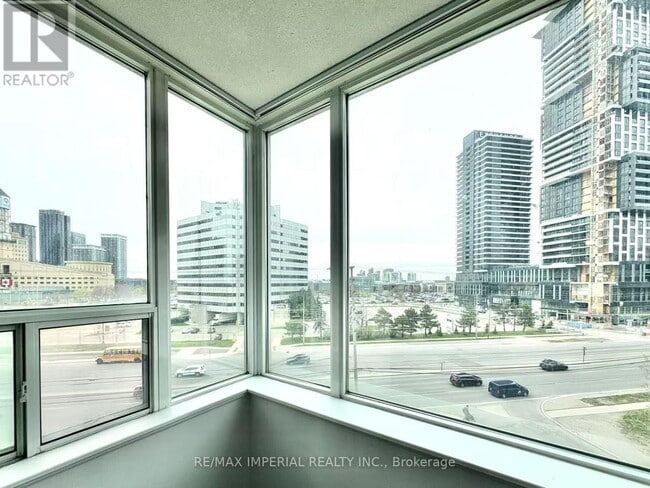 Photo du bâtiment - 220-220 Burnhamthorpe Rd W