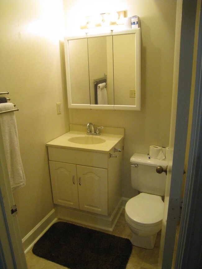 Building Photo - 657 S Limestone