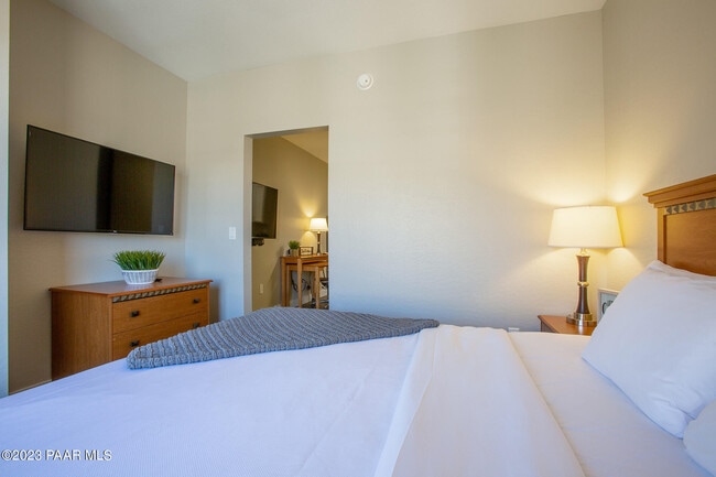 Building Photo - 2601 Crownpointe Dr