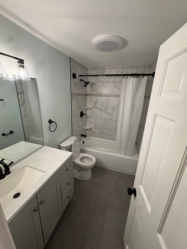 Baño completo (planta superior) - 333 Mary St