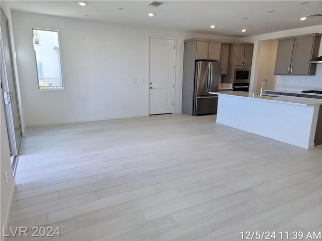 Foto del edificio - BRAND-NEW TOWNHOME IN THE NW!