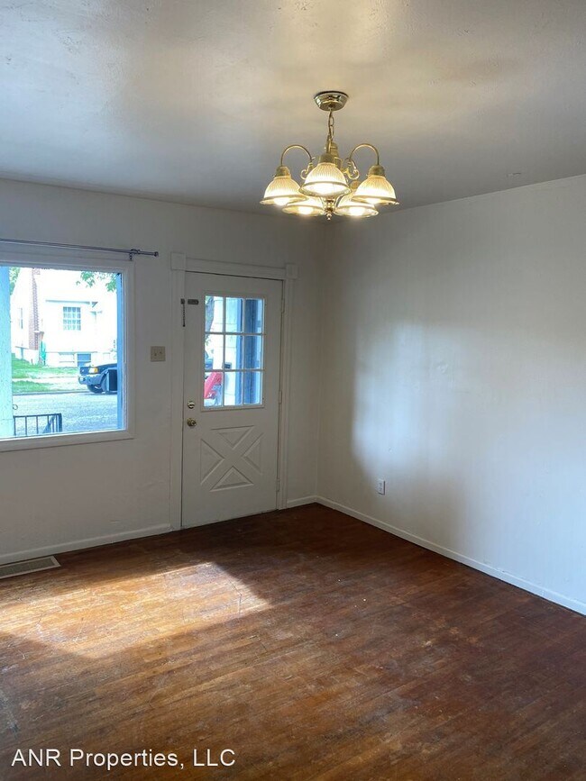 Building Photo - 3 br, 2 bath Apartment - 1042 E Fremont