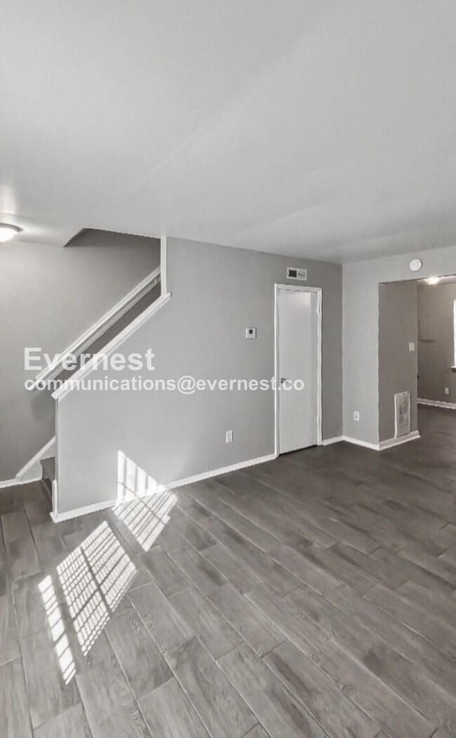 Building Photo - Townhome with Modern Amenities and Off-Street Parking