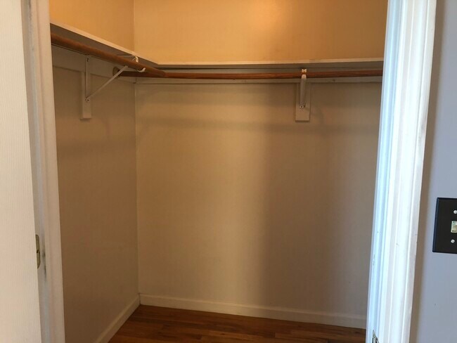 Vestidor - 76 Port Ave