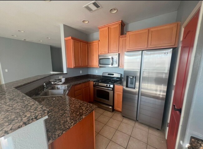 Foto del edificio - ***JUST REDUCED!!!*** Desirable Clovis Con...