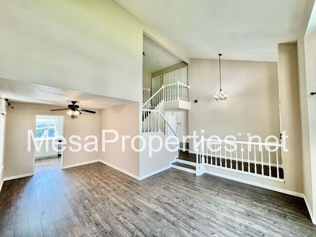 Building Photo - 10927 Glenoaks Dr