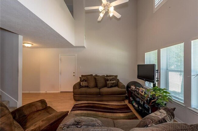 Building Photo - Bryan -3 bedroom /2.5 Bath / 2 car garage ...