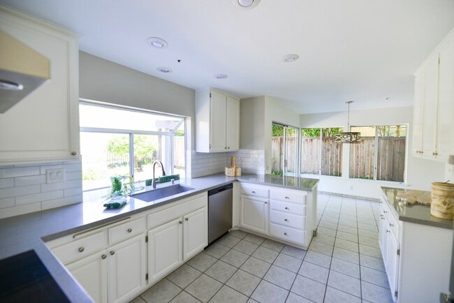 Building Photo - Charming 3 Bedroom, 2.5 Bath Home in Marbl...