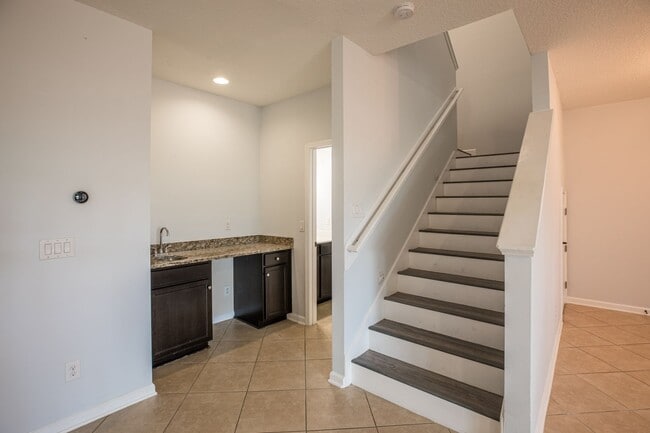 Foto del edificio - Great townhome with 2 car gargar and washer/dryer