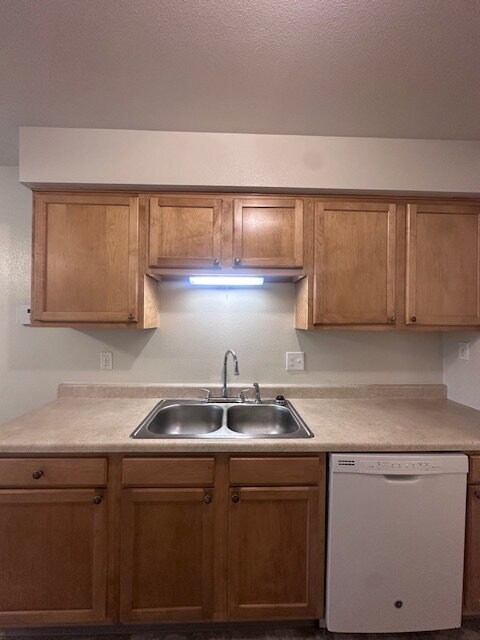 Foto del edificio - Charming 2-Bedroom Apartment with Modern Comforts on SE Division St.