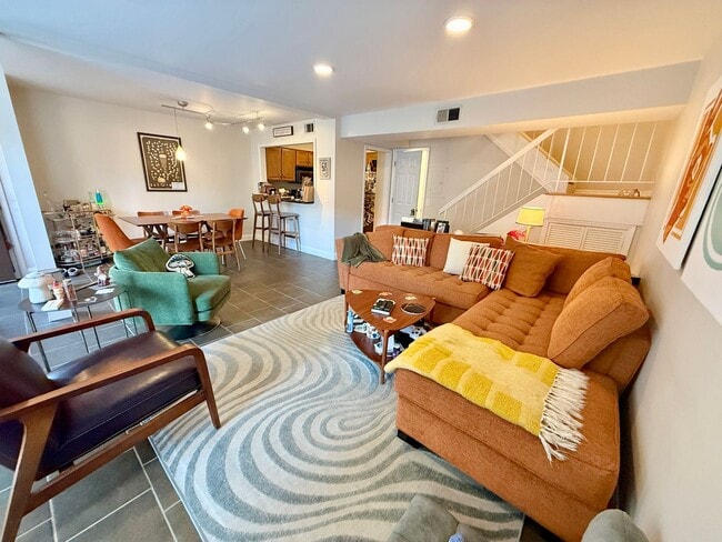 Walkable Green Hills Condo- 2 Bed 1.5 Bath $2000/mo - Walkable Green Hills Condo- 2 Bed 1.5 Bath $2000/mo