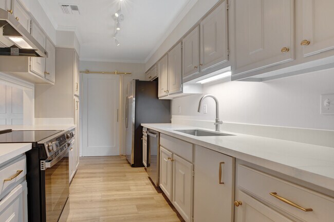 Building Photo - 301 Kingston Dr