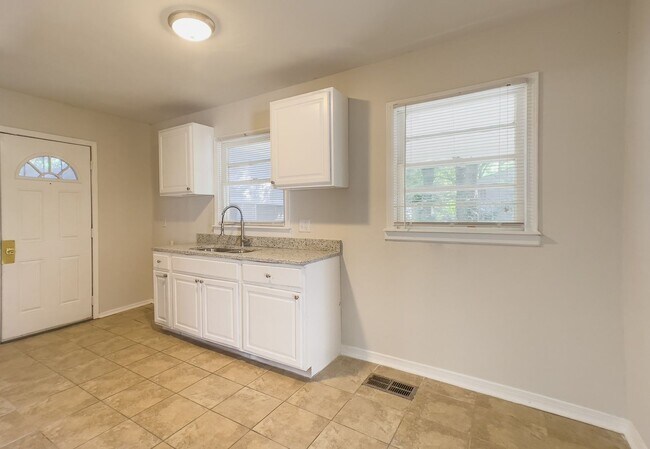 Building Photo - Charming 3 Bedroom 2 bath in 38118