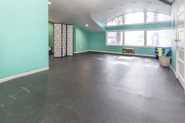 Interior Photo - The Metropolis Apartments