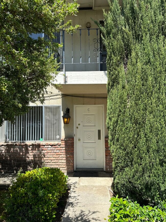 Building Photo - 901 W. 6th St.