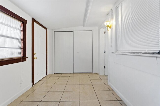 Foto del edificio - 904 Lakeview Rd