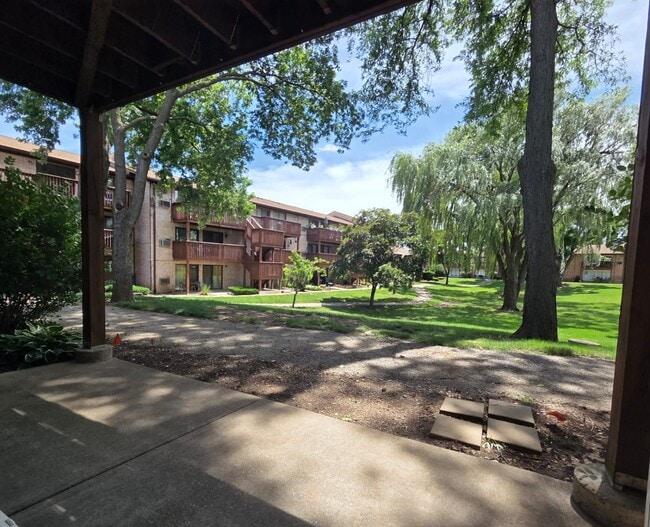Building Photo - 2205 Arbor Cir