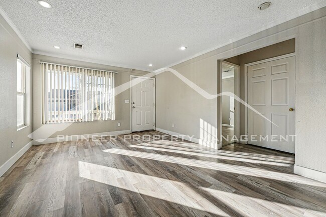 Foto del edificio - Spacious 3-Bedroom Home with Modern Features and Private Yard
