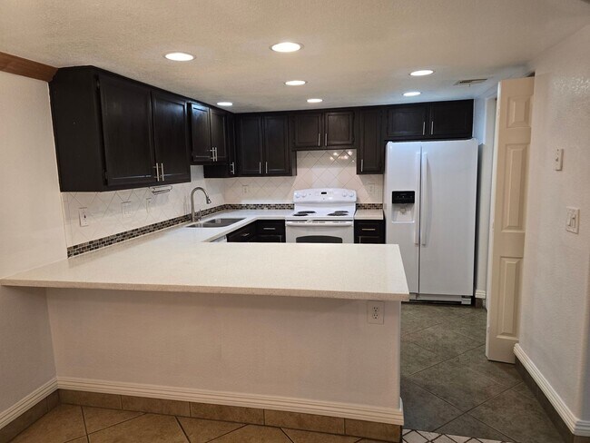 Foto del edificio - UPGRADED CONDO READY TO MOVE INTO!