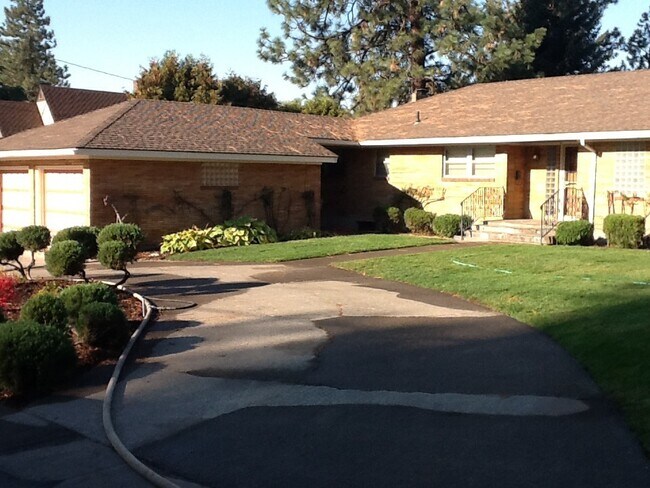 Foto del edificio - Audubon Area 3 Bedroom 2 Bath Brick Rancher with Spokane River Views