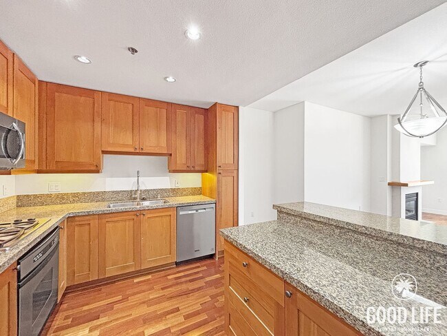 Building Photo - Sophisticated 1BD/2BA Condo in Marina District with City & Bay Views, Office & Resort-Style Ameni...
